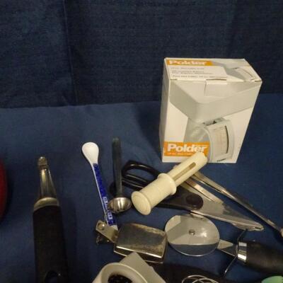 LOT 212. KITCHEN GADGETS AND ELECTRIC WATER KETTLE