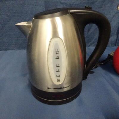 LOT 212. KITCHEN GADGETS AND ELECTRIC WATER KETTLE