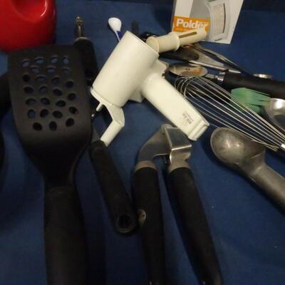 LOT 212. KITCHEN GADGETS AND ELECTRIC WATER KETTLE