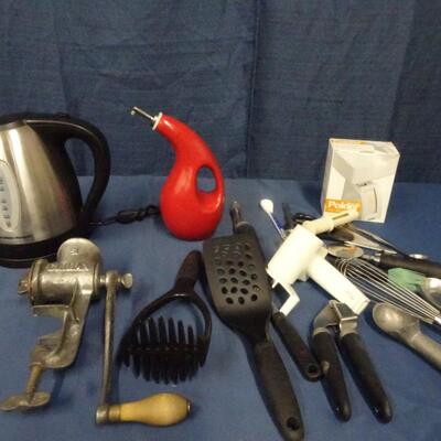 LOT 212. KITCHEN GADGETS AND ELECTRIC WATER KETTLE