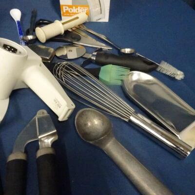 LOT 212. KITCHEN GADGETS AND ELECTRIC WATER KETTLE