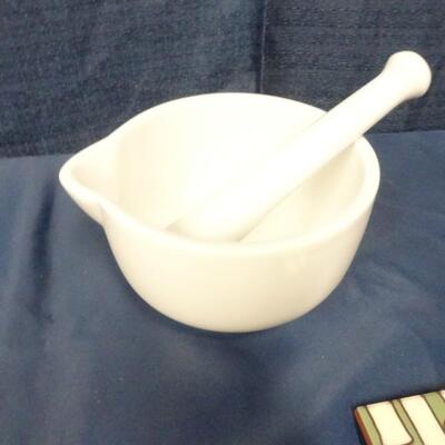 LOT 210. HOME DECOR