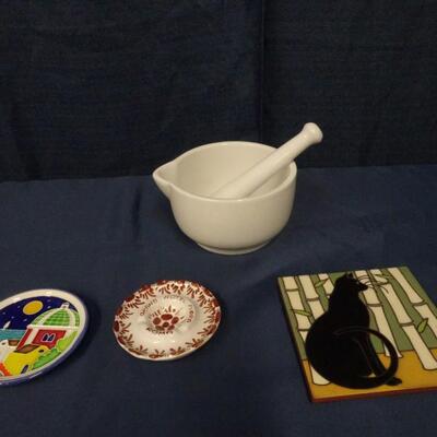 LOT 210. HOME DECOR