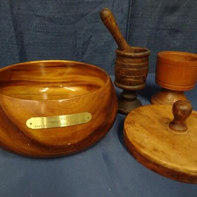 LOT 228. WOOD DECOR AND KITCHEN ITEMS