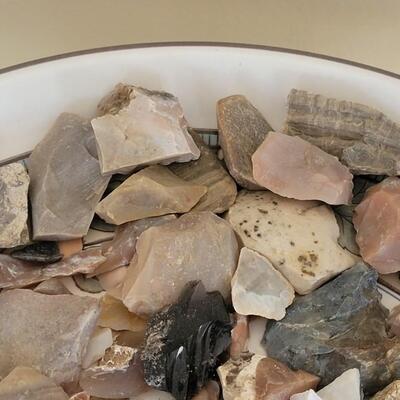 Lot 25: Large Collection of Arrowhead Pieces