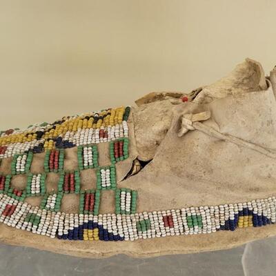 Lot 29: Antique SIOUX Native American Single Beaded Moccasin