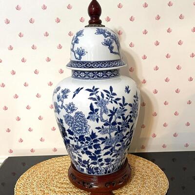 LOT 34  LARGE DECORATIVE COVERED CHINESE GINGER JAR WOOD STAND & FINIAL
