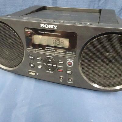 LOT #250. SONY PORTABLE RADIO/CD PLAYER