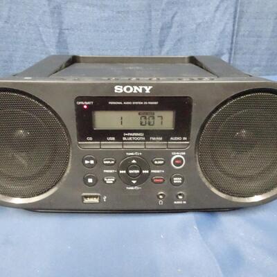 LOT #250. SONY PORTABLE RADIO/CD PLAYER