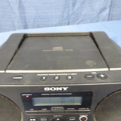 LOT #250. SONY PORTABLE RADIO/CD PLAYER