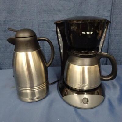 LOT 252. COFFEE MAKER AND CARAFE