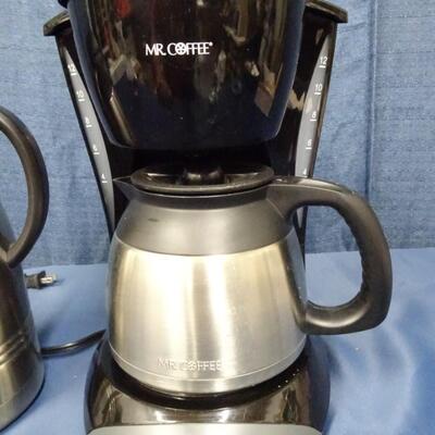 LOT 252. COFFEE MAKER AND CARAFE