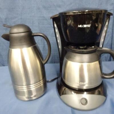 LOT 252. COFFEE MAKER AND CARAFE