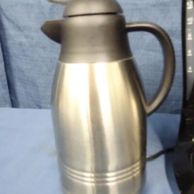 LOT 252. COFFEE MAKER AND CARAFE