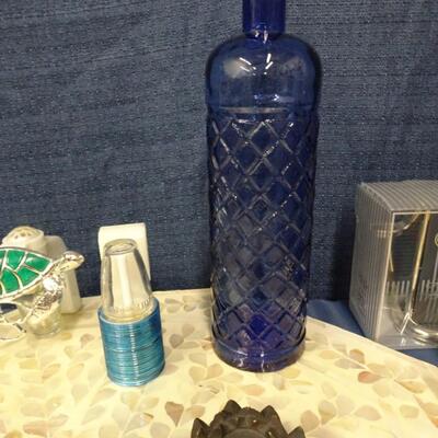 LOT 260. TRAY AND HOME DECOR