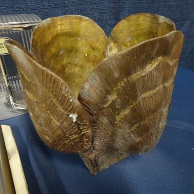 LOT 260. TRAY AND HOME DECOR