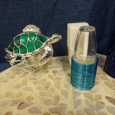 LOT 260. TRAY AND HOME DECOR