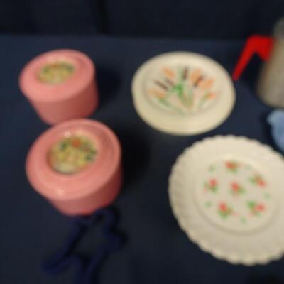 LOT 262. BARBIE, GI JOE CLOTHING, TOY COOKWARE