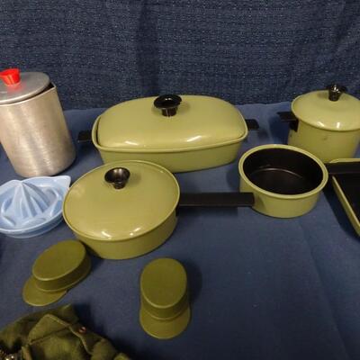 LOT 262. BARBIE, GI JOE CLOTHING, TOY COOKWARE