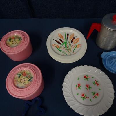 LOT 262. BARBIE, GI JOE CLOTHING, TOY COOKWARE