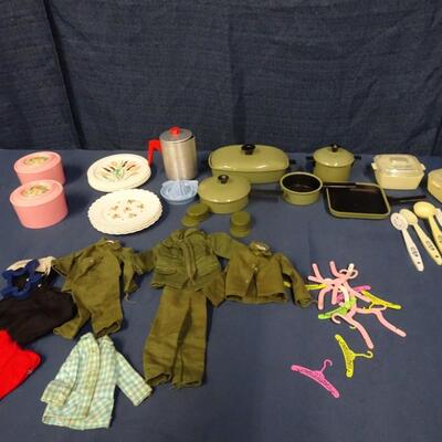 LOT 262. BARBIE, GI JOE CLOTHING, TOY COOKWARE