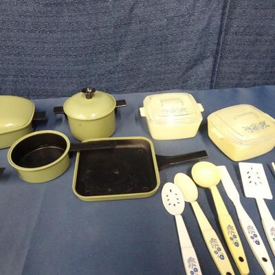 LOT 262. BARBIE, GI JOE CLOTHING, TOY COOKWARE