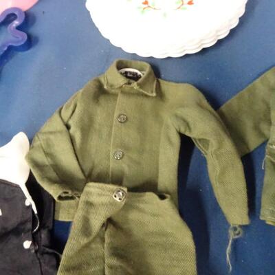 LOT 262. BARBIE, GI JOE CLOTHING, TOY COOKWARE