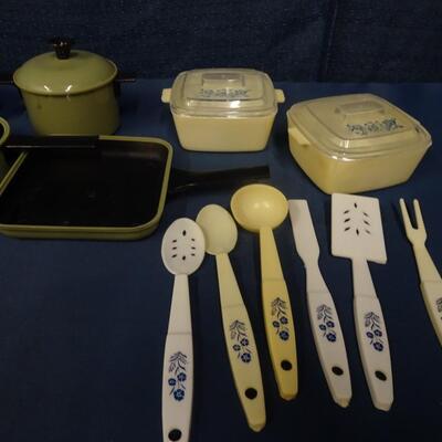 LOT 262. BARBIE, GI JOE CLOTHING, TOY COOKWARE
