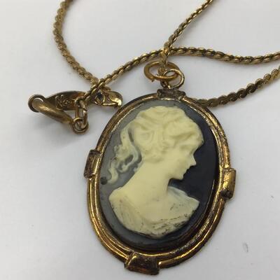 Napier Chain With Cameo Pendant