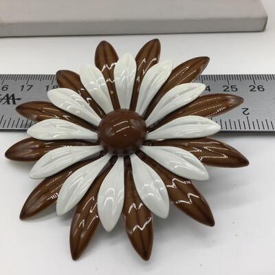 Beautiful Vintage Rivet Daisy Brooch