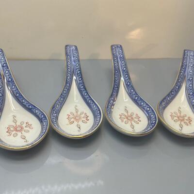 4 Chinese porcelain soup spoons