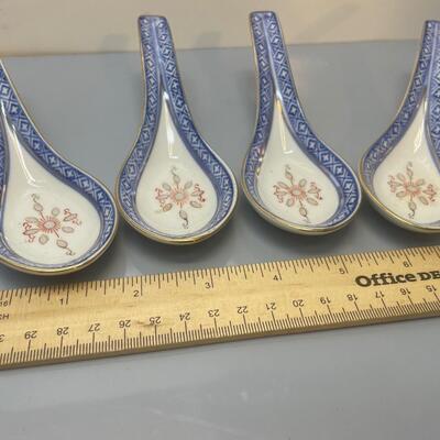 4 Chinese porcelain soup spoons