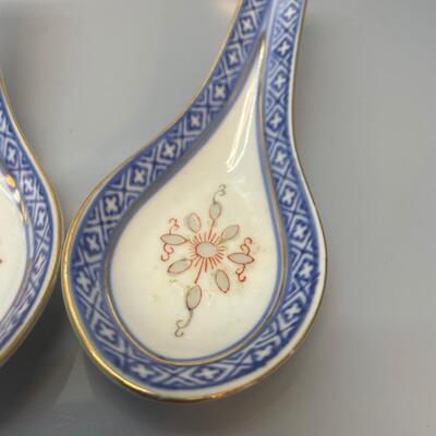 4 Chinese porcelain soup spoons