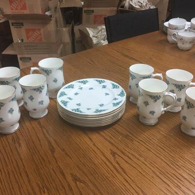 Royal Victoria Fine Bone China England 16 Pieces
