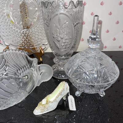 Lot 40    GROUP OF GLASS TABLE WARE PIECES COMPOTE SWAN BOWL CANDY DISH