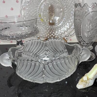 Lot 40    GROUP OF GLASS TABLE WARE PIECES COMPOTE SWAN BOWL CANDY DISH