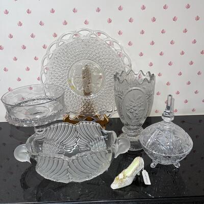 Lot 40    GROUP OF GLASS TABLE WARE PIECES COMPOTE SWAN BOWL CANDY DISH