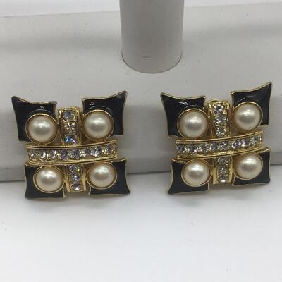 Beautiful Enamel Pearl Style Earrings