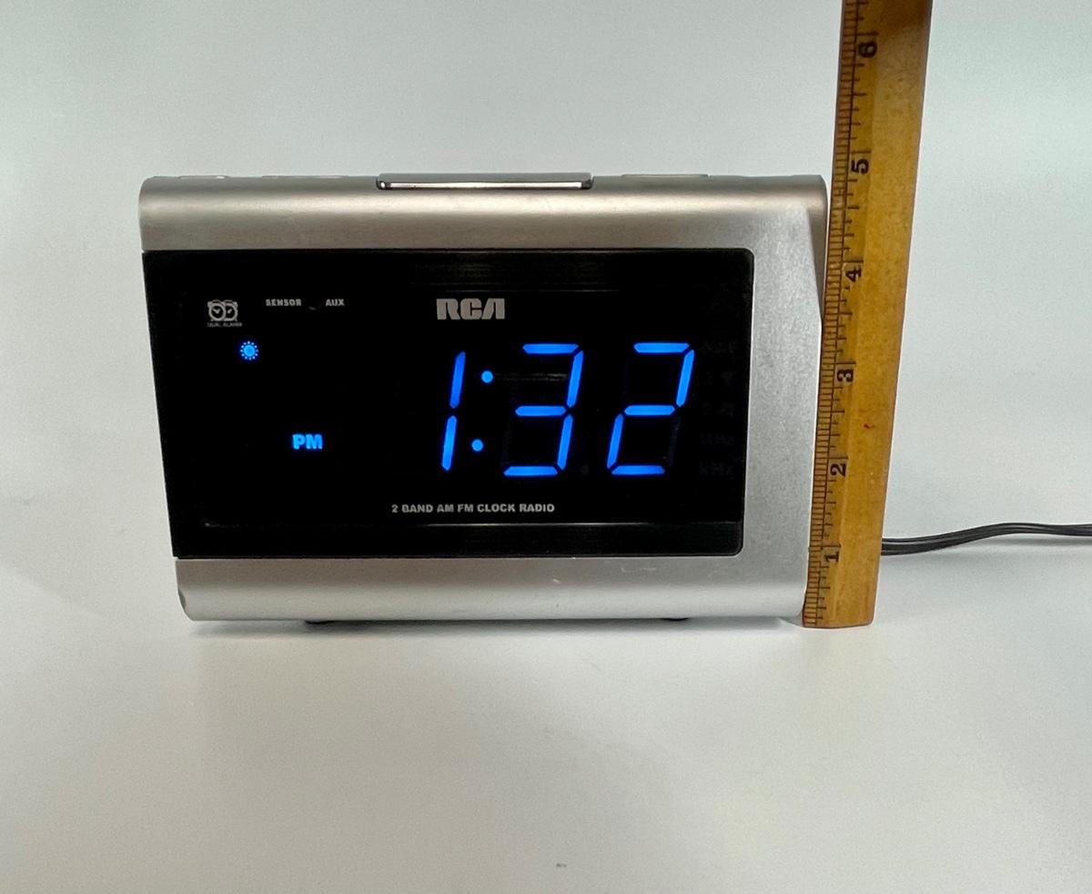 RCA 2 Band AM FM Clock Radio