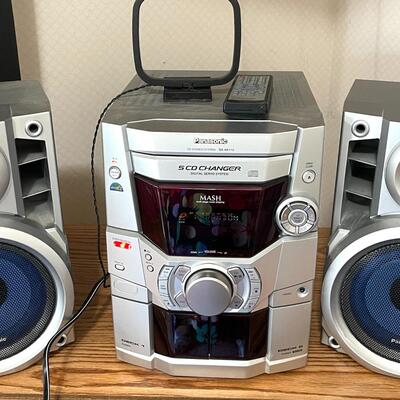 Lot 112 Panasonic CD Player Model SAKA110 2 Speakers 5 CD Changer Shuffle
