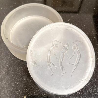 Lot 132 Vintage Rene Lalique Crystal Powder Box Trois Figurines 3 Ladies Daning