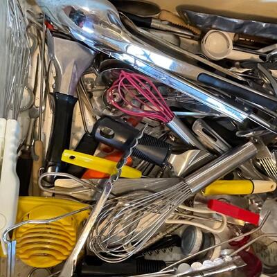 Lot 140 Drawer Jammed Kitchen Utensils Whisks Tongs Spoon Vintage