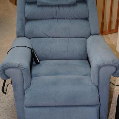 MEDIUM COLORED BLUE ELECTRIC LIFT CHAIR -GOOD CLEAN CONDITION