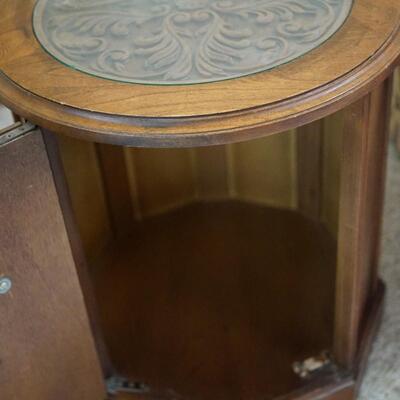 OAK END TABLE WITH RESIN STYLE TOP AND DOORS WITH PRESSED CARVING . GLASS TOP 70'S ERA