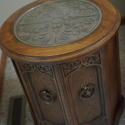 OAK END TABLE WITH RESIN STYLE TOP AND DOORS WITH PRESSED CARVING . GLASS TOP 70'S ERA