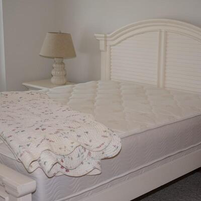 FARM HOUSE STYLE PAINTED FOUR PIECE WHITE BEDROOM SET QUEEN SIZE BED