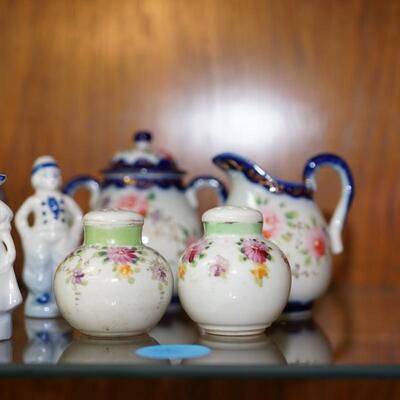 GROUPING OF 1920'S PORCELAIN HAND PAINTED FAVORITES.