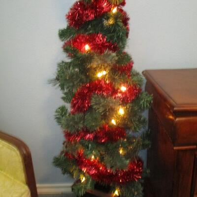 4ft lighted Christmas Tree w red garland