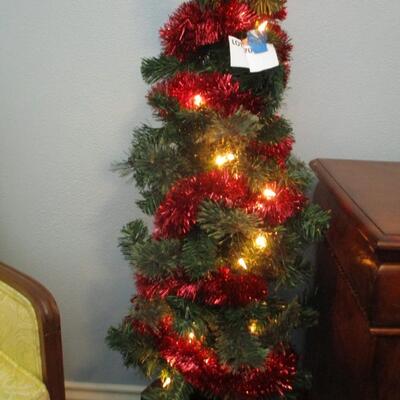 4ft lighted Christmas Tree w red garland