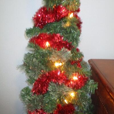 4ft lighted Christmas Tree w red garland